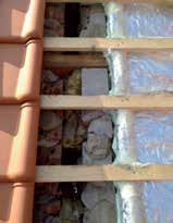 Eventuele overstekken in het dak dienen niet mee geïsoleerd te worden, zorg er voor dat de PIF isolatiefolie op het binnen spouwblad afgedicht wordt zodat er
