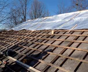 bestaande tengels bevestigd. Controleer het bestaande dakbeschot op beschadiging en eventueel aanwezige vocht en repareer daar waar nodig.