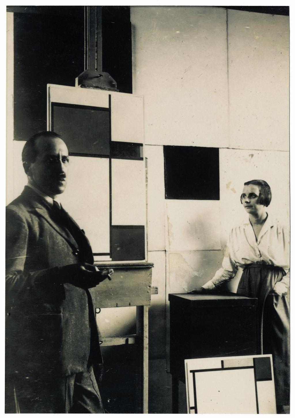 Piet Mondriaan met de Compositie en Nelly van Moorsel, de toekomstige vrouw van Theo van Doesburg, 1923.Foto archief Joop M.