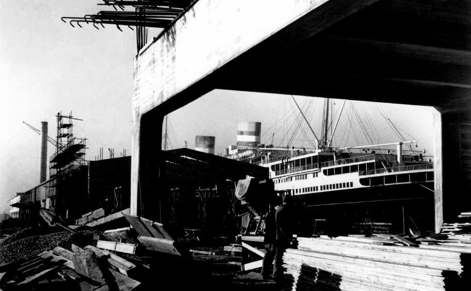 25.067: Eind september 1947: de wederopbouwwerkzaamheden van het HAL-etablissement zijn in volle gang.