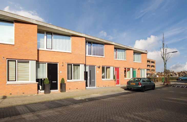 Werkelijk prachtig afgewerkt! Modern afgewerkte woning met strak aangelegde achtertuin in de wijk Zenderpark. Deze woning is werkelijk zo te betrekken! Het lue, moderne sanitaire is in 2008 vernieuwd.