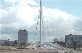 De daarachter gelegen kleinschaligere gebouwen liggen verspreid in het geaccidenteerde landschap ingesloten