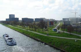 Het centraal gelegen paviljoen aan het water biedt passanten een plek om van deze omgeving te genieten en geeft