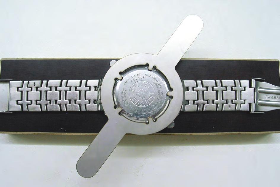 1.0 Leg het horloge(computer) tussen de 4 metaal stiften op de onderlegger.