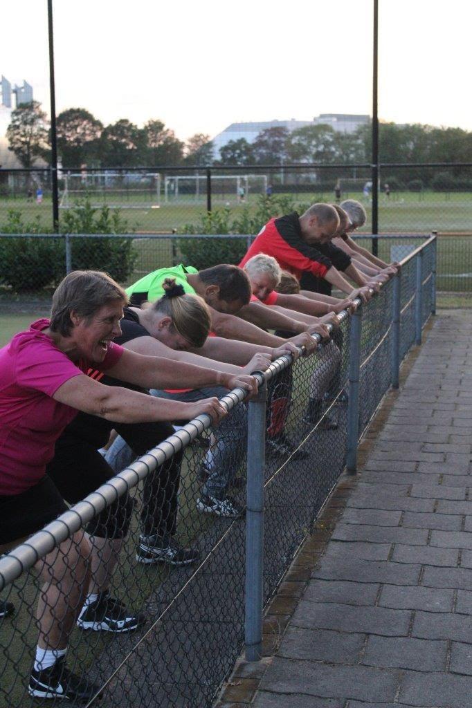 Inschrijven bardienst Ook het komende seizoen kan Achilles niet zonder haar vrijwilligers. Wij zoeken daarom nog hard naar mensen die af en toe een bardienst willen draaien.