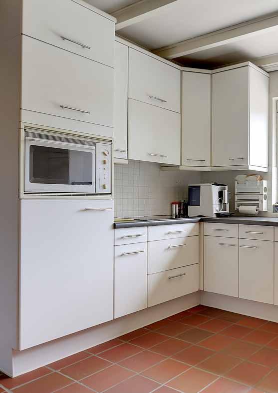 Woonkeuken ca. (ca. 4.10 x 3.80 m) met zicht op en voorzien van een hoekopgestelde keukeninrichtin boven- en onderkastjes, diverse inbouwapparatuur t.
