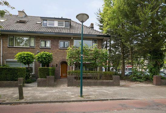 Gezellige en lichte hoewoning! Bent u op zoek naar een charmante jaren-'30 woning die u naar u eigen wens kunt moderniseren? Dan hebben wij deze woning voor u!