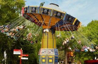 9 zie je een foto van Super Swing, de zweefmolen in Walibi Holland. In Super Swing maak je natuurlijk ook een cirkelbeweging. a. Meet de omlooptijd van Super Swing. b.