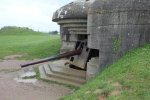 Via de Britse en Canadese invasiestranden naar Arromanches, hier heeft u ruimschoots de gelegenheid om de restanten van de kunstmatige haven te zien (Mulberry).