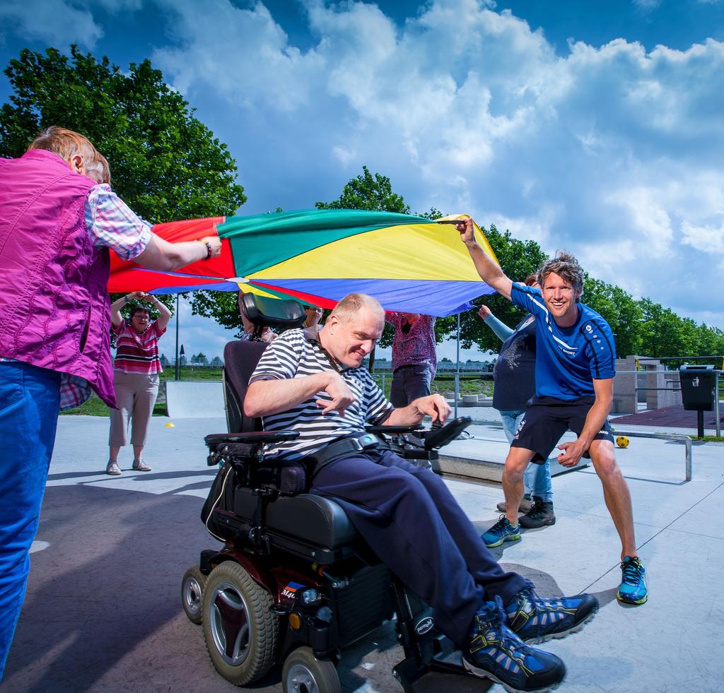 Henk-Jan Sinnema -------------------------------- bewoner gezinsvervangend tehuis De Boekensteun in Heerenveen Na elke sportles ga ik met een glimlach weer naar huis Henk-Jan: Elke week gaan wij