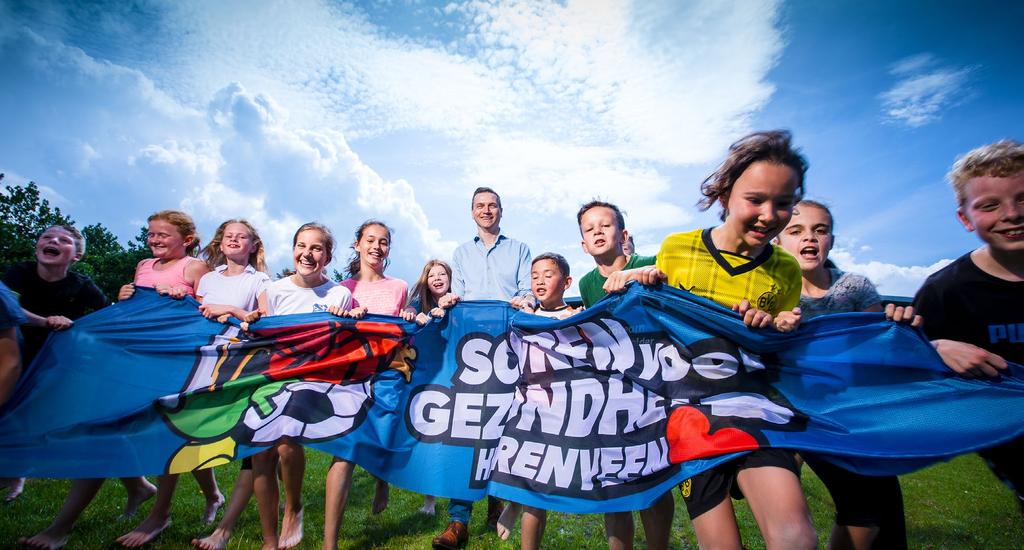 Alle partijen bouwen samen aan een toekomst voor sport in Heerenveen Op een zonnige dinsdagmiddag heeft groep zeven van basisschool De Burcht uit Heerenveen gymles bij Sportstad Buiten.