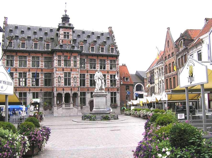 Het hart van de Mariastad Halle wordt gevormd door de Grote Markt, een klein driehoekig plein in de schaduw van de toren van de basiliek, dat gezelligheid uitstraalt en omgeven wordt door een aantal