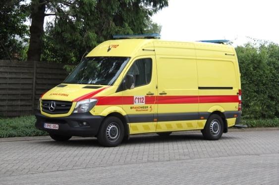 Ziekenwagen Wuustwezel Mercedes Sprinter 316 CDI 135.000 EUR Levering september 2016 De cabine van dit voertuig biedt plaats aan 2 ambulanciers.