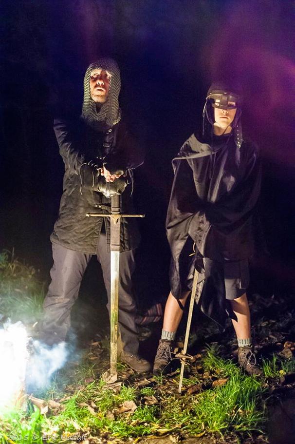 De ridder van de Stenen Goot Verteld op de Fakkeltocht 2015 Dit verhaal is een oud verhaal, zo oud dat alleen de bosgeesten en de oude eiken het zich nog herinneren.