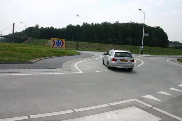 Voor een rotonde in Nieuwegein is bij het storten van de overrijdbare strook de gewogen rijpheidsmethode toegepast.
