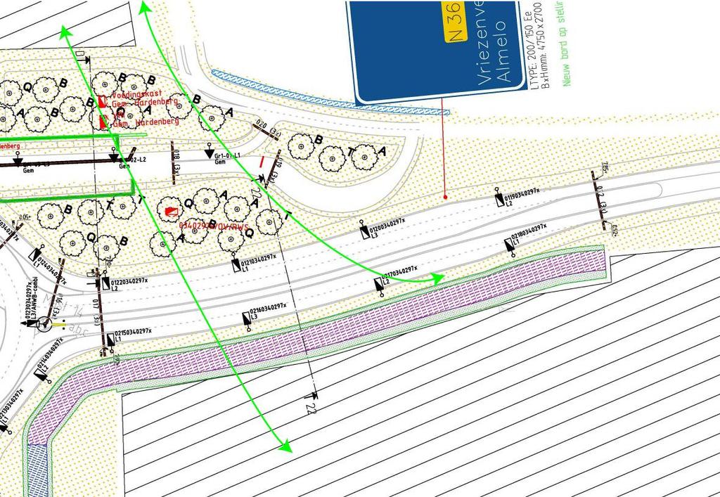 Figuur 2. Detail uit bestek van oostelijke rotonde. Schuine lijnen: bos. Groene lijnen: verwachte vliegroutes. De vleermuizen moeten bij het huidige ontwerp door een verlichte zone.