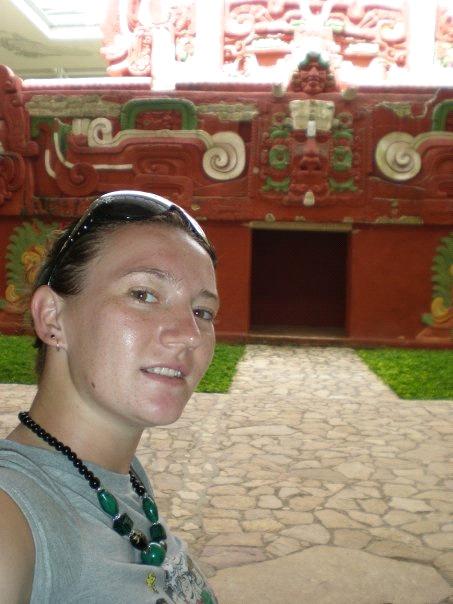 Madi in Honduras (tempel Copán) Chinees uiterlijk! Madi Ney called herself sometimes Madi Mads, hier als duiker op haar facebook te zien Madi was volgens haar schrijven op bezoek op Roatan.