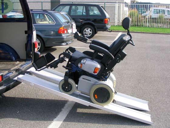 Met een rolstoel een hoogteverschil overbruggen, is niet altijd eenvoudig. Een oprijhelling biedt hiervoor de oplossing.