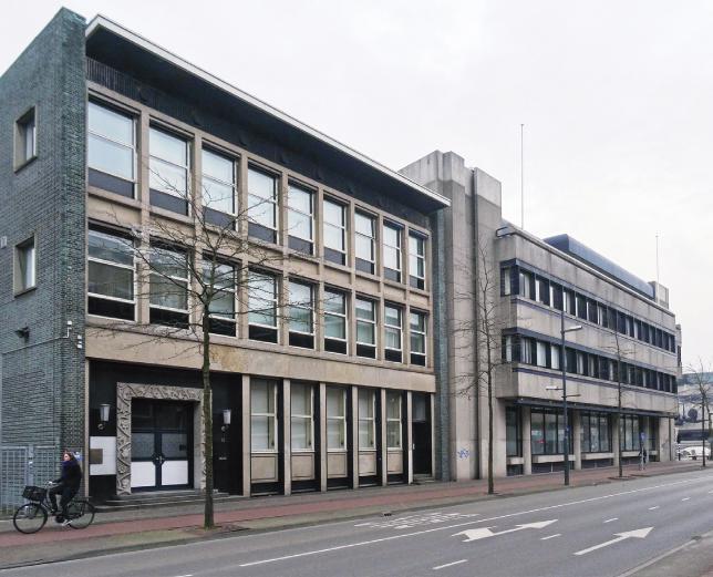 De voormalige van Mierlo Bank door Herman Kraaijvanger, Wal 15 Eindhoven met deuromlijsting van Niel Steenbergen; bedreigd.