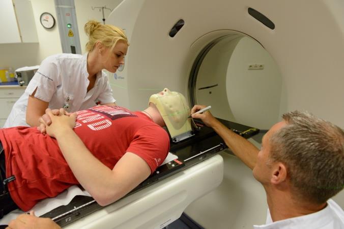 de bestralingsdosis te berekenen en de planning te maken; de eerdere MRI of CT wordt gekoppeld aan deze CT. Het aantekenen van de instellijnen Nadat het onderzoek afgerond is, kunt u weer naar huis.