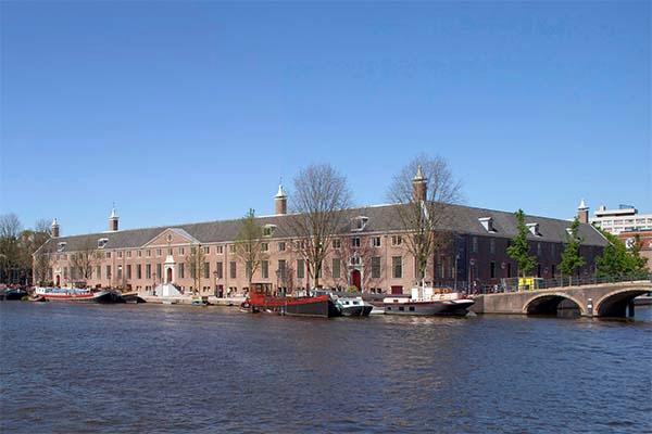 Amstel in Amsterdam. Vanaf het begin was de Hermitage een druk bezochte bestemming.