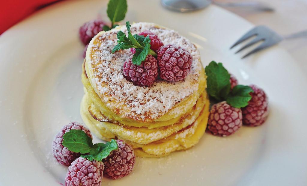 EIWITRIJKE PANNENKOEKEN MET KWARK Ingrediënten - 75 g kwark - halve banaan - 1 ei - 30 g meel - 1 tl bakpoeder - snufje zout - bakboter/olie - eventueel als garnering: fruit, pindakaas, jam of stroop.