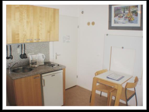 Indeling: entree in hal met toegang tot de woonkamer voorzien van een open keuken die is uitgerust met een