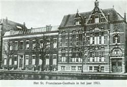 Nieuwbouw Schiekade (vanaf 1900), paviljoens en hoofdgebouw In 1893 is het nieuwe Gasthuis aan de Schiekade geopend. De belangrijkste verandering was de inrichting van de Operatiekamer.