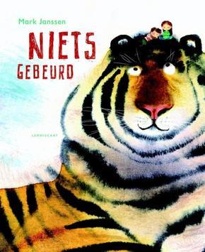 95 : J1/ : 26 / 217 Op de eerste pagina van dit prentenboek zien we een gesloten toegangshek van de Zoo, met daarop een ei en volwassen pauwen.