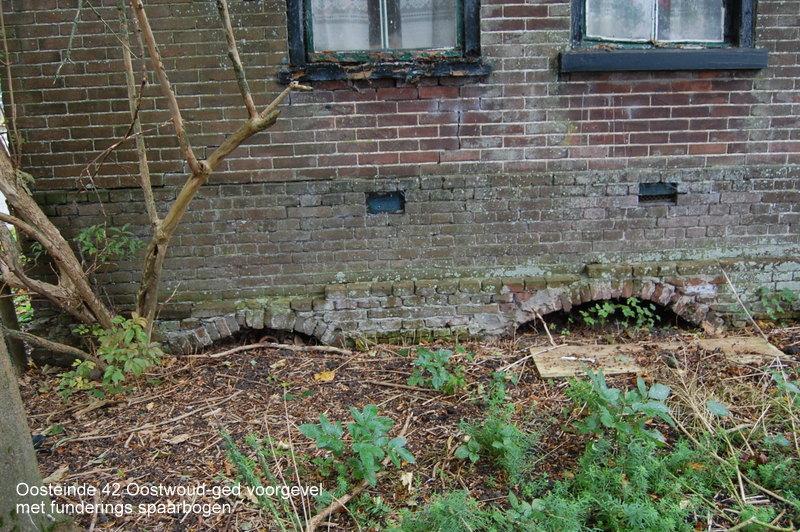 het eind van de negentiende eeuw in Oostwoud gewoond. Boerderijbeschrijving De boerderij staat op spaarbogen. Die zijn aan de voorzijde duidelijk zichtbaar, ze steken boven het maaiveld uit.