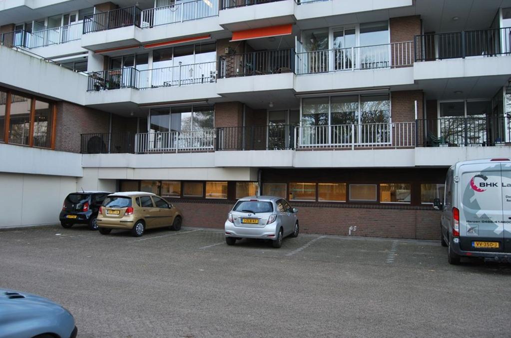 Ligging en indeling Tuin Deze is gemeenschappelijk. Rondom het appartementencomplex ligt een groot park. Balkon Het balkon is ca 14 meter breed en heeft 2 zogenaamde buitenkamers van 8 m2.