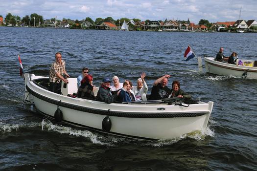 En natuurlijk eten we de hapjes onder het genot van een drankje gezellig met elkaar op. WOENSDAG 2 AUGUSTUS SLOEPENTOCHT DOOR LEIDEN 11.00-15.