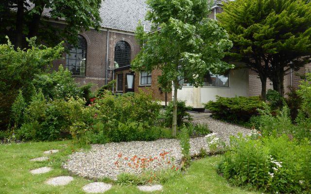 Architectuur Tuinfeest in de Tuin van de Petrus en Paulus kerk. Dit jaar is het 75 jaar geleden dat op zijn evacuatieadres in Zeist de Helderse bouwmeester Roelof Kastelijn overleed.