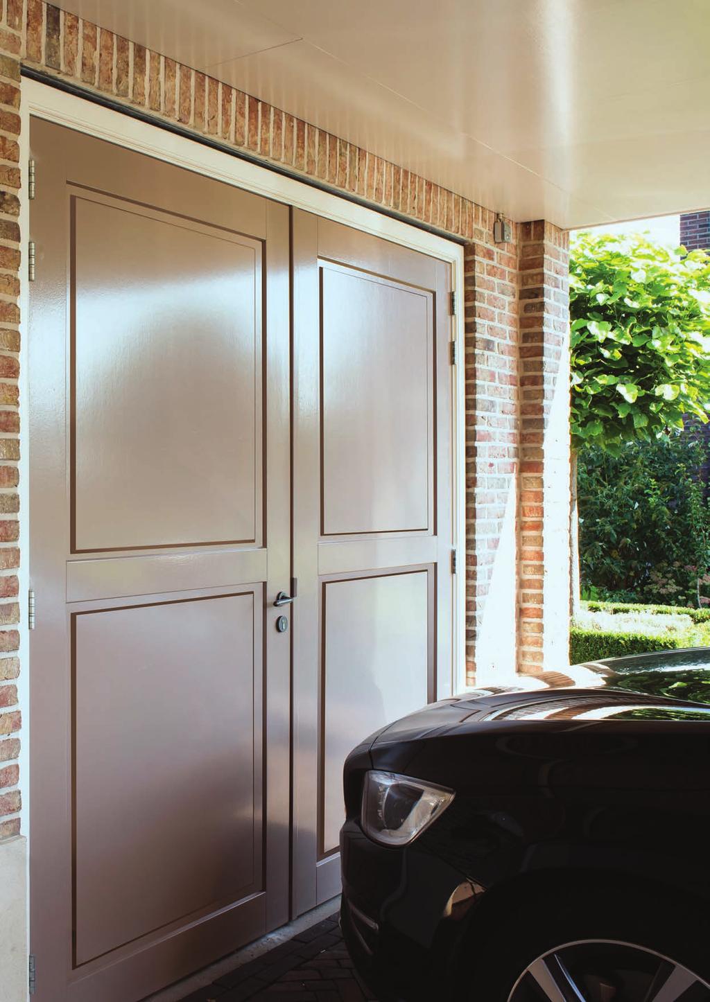 Garagedeuren Weekamp garagedeuren worden vervaardigd van hoogwaardige materialen. Wij bieden diverse modellen op maat, gemaakt van massief houten stijlen en dorpels met daartussen panelen.
