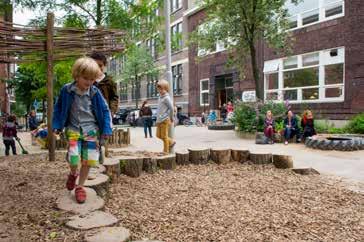 De school heeft ook het initiatief genomen om samen met de Oranje Nassau-school en het Rotterdams Lyceum het lege en kale plein op de Velsenlustraat te vergroenen en kindvriendelijker te maken.