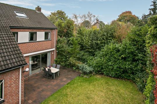 en tuindeur en deur naar inpandige grote garage ca 24m² met