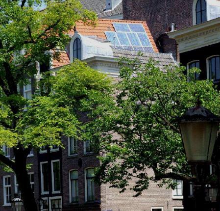 UITGANGSPUNT energiebesparing in een historische omgeving Zonnepanelen en zonnecollectoren op daken kunnen een goede bijdrage leveren aan energiebesparing.