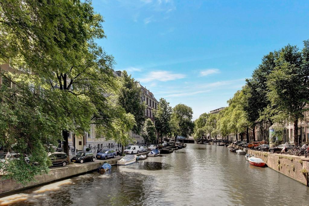 De keuken is voorzien van diverse inbouwapparatuur zoals: combi oven, 4 pits gaskookplaat, koelkast met vriesvak en vaatwasser.