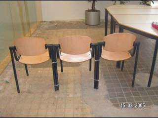 Ook is het koppelen van stoelen door middel van tyraps is een arbeidsintensieve klus en wordt mede daarom afgeraden.