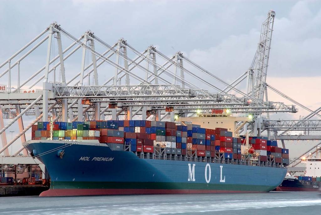 Schepen in de haven Er komen dus in alle havens veel schepen binnen en er varen ook weer veel schepen weg. Bijna alle schepen worden volgeladen met containers.