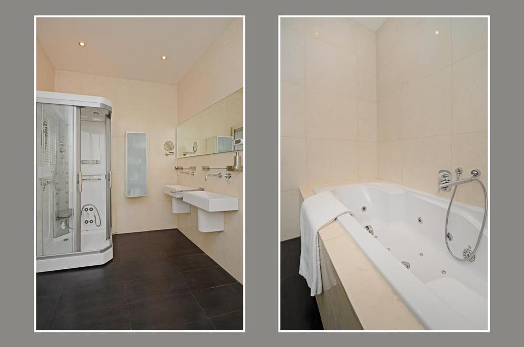 De luxe badkamer is vanuit de twee master bedrooms te betreden.