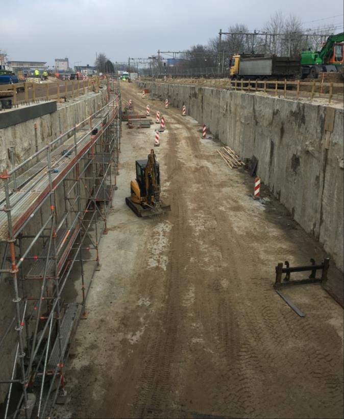 STATIONSGEBIED Autotunnel nu echt zichtbaar Na de vakantie was de vloer van de autotunnel zo goed uitgehard dat het tijdelijke stempelraam (de grote stalen buizen) verwijderd kon worden.