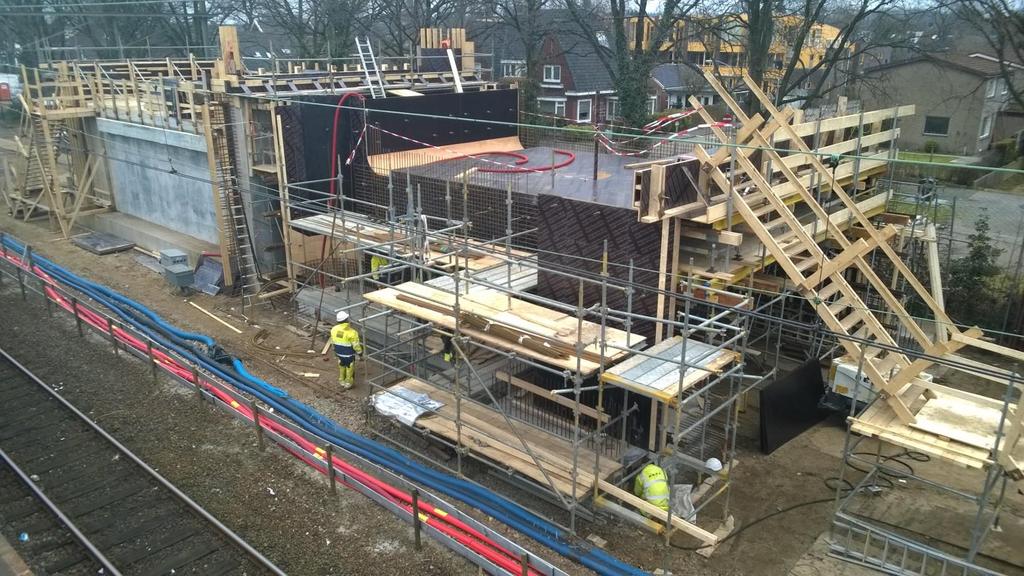 Perrontunnel De voorbouw van de perrontunnel aan de oostkant van het station vordert al aardig.