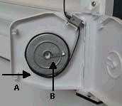 Stap 14: Steek de optrekband door het meegeleverd geleide wieltje. Zorg dat het band niet gedraaid is. Stap 15: Plaats het geleide wieltje in het bedieningsgat.