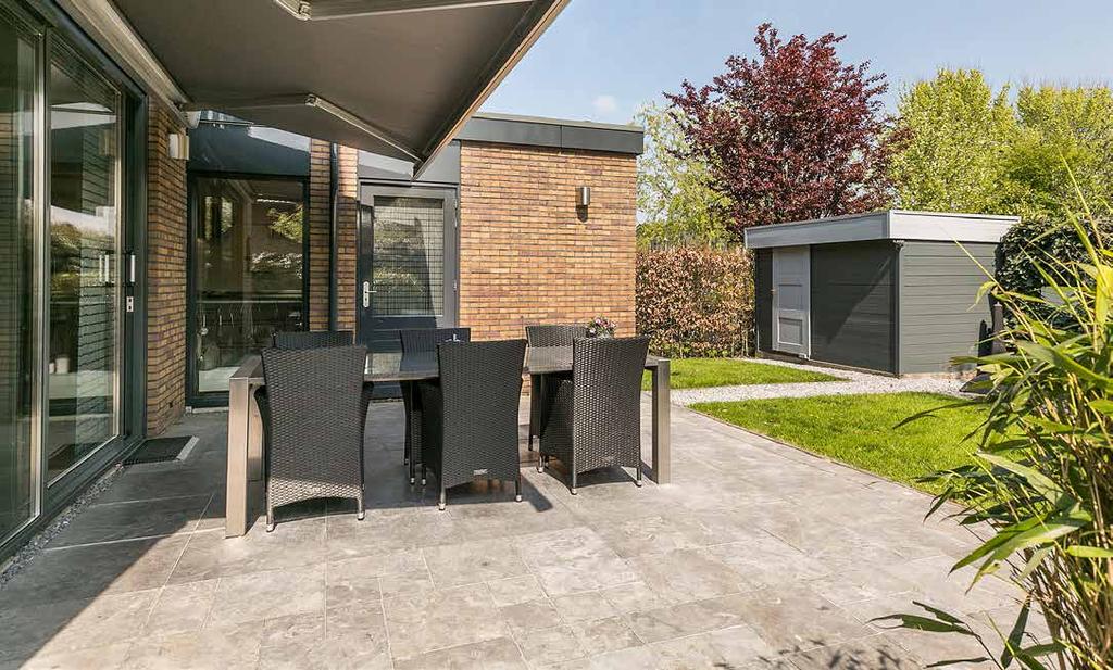 TUIN Vanuit de keuken of eetkamer komt u in de schitterend