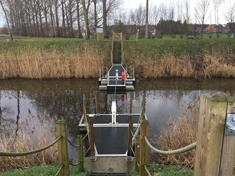 Daar vind je wel een plaatsje om te parkeren maar let op: de grasberm is niet overal even breed en er ligt een gracht naast.