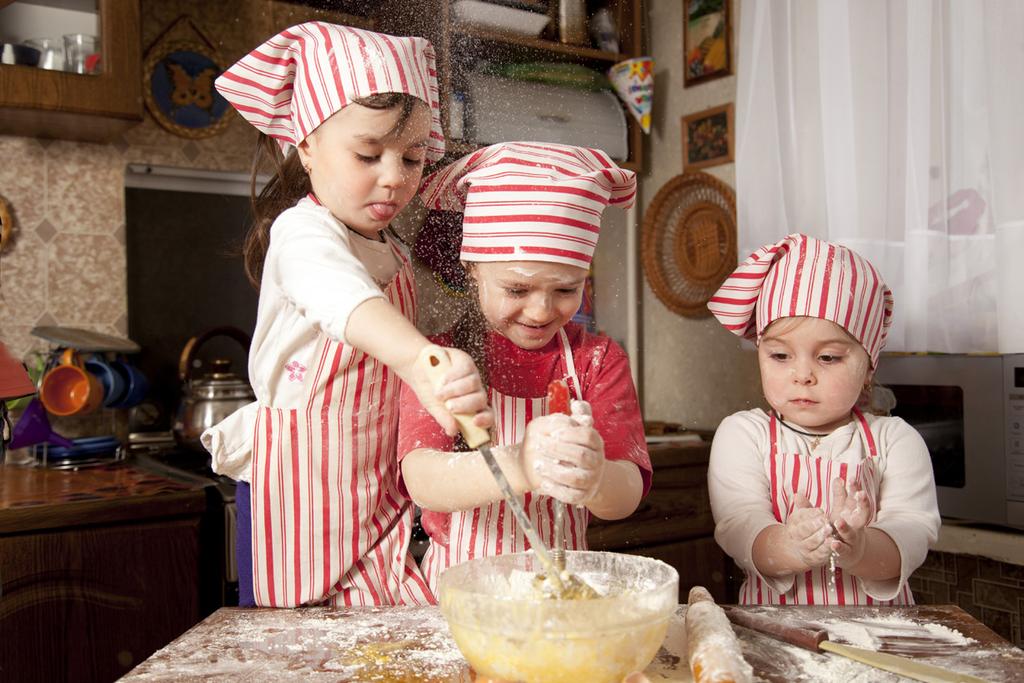 ACTIVITEIT Koekjes bakken met je peuter: een feest! En het is een geweldig leermoment: hoe wordt eten gemaakt? Wat zit er allemaal in een koekje?
