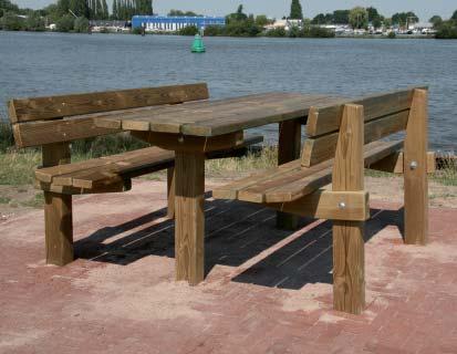 De bankpoten zijn van trilbeton, 8,5 cm dik en voorzien van een markeringslijn als plaatsingshulp. Bank met of zonder rugleuning. De bank en tafel hebben FSC-gecertificeerde hardhouten delen.