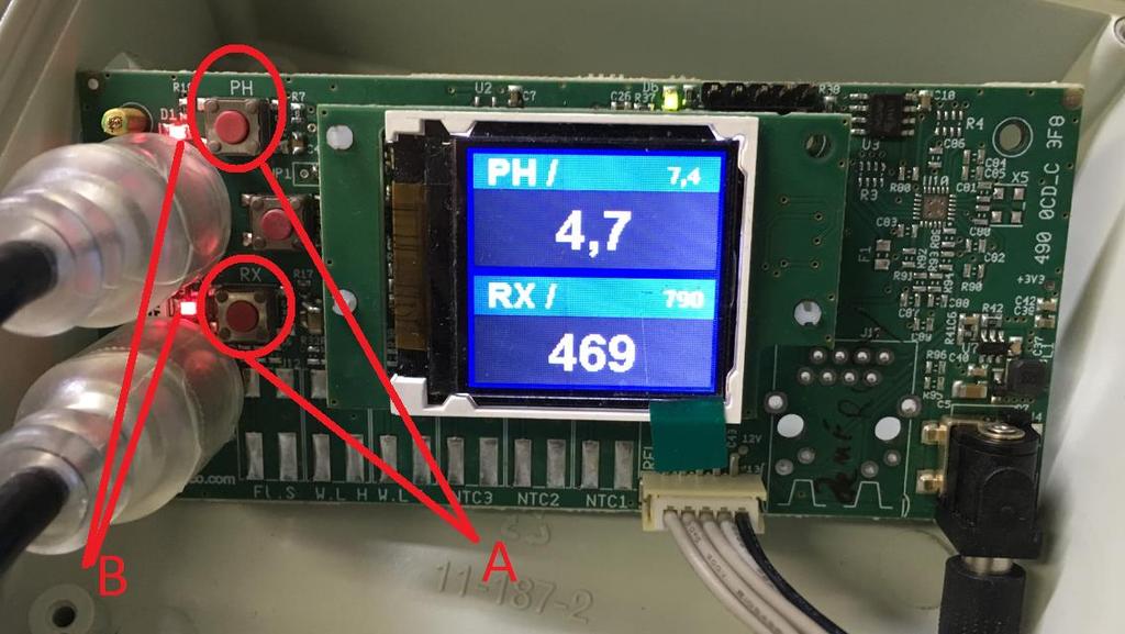 2. Druk 10 seconden lang op de ph en Redox (A) knopjes (bovenste en onderste knop) afzonderlijk in tot 2 rode Led (B) oplichten. 3.