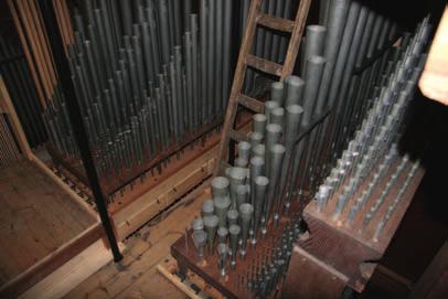 Orgelhistorie Restauratie C-laden van het hoofdmanuaal: voor in de kast de grondstemmen, dan de combinatiestemmen en helemaal achteraan de opgebankte Cornet.